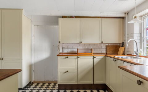 Ilsa - 9.8Km from the Sea: Cucina, Pavimentazione, Cabinetry, Elettrodomestico Da Cucina, Controsoffitto, Interior Design, Legna, Apparecchio Major, Pavimento, Cassetto