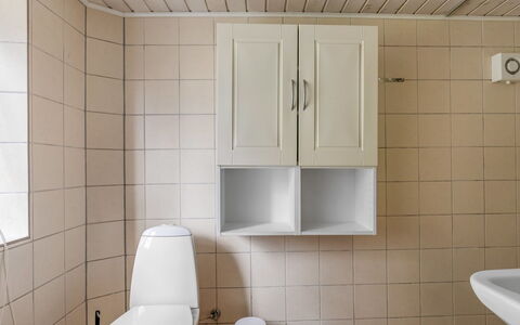 Ilsa - 9.8Km from the Sea: Pavimentazione, Parete, Interior Design, Idraulico Fixture, Pavimento, Lavello, Legna, Lavandino Del Bagno, Bagno, Rubinetto