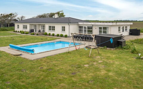 Annagrete - 12Km from the Sea: Zona Residenziale, Tetto, Sobborgo, Driveway, Estate, Camino