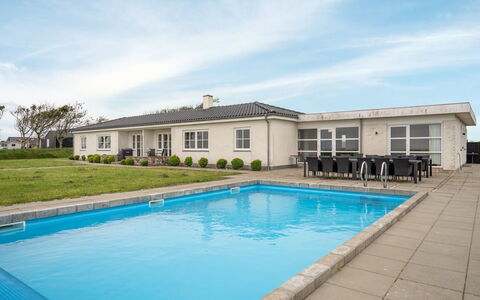 Annagrete - 12Km from the Sea: Zona Residenziale, Tetto, Sobborgo, Driveway, Estate, Camino