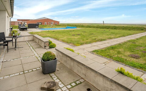 Annagrete - 12Km from the Sea: Zona Residenziale, Tetto, Sobborgo, Driveway, Estate, Camino