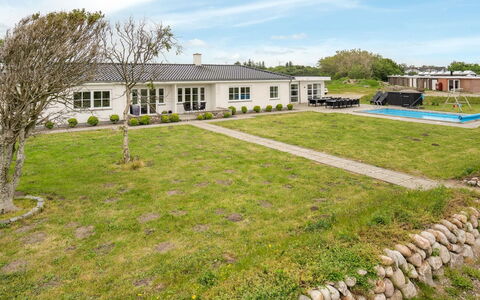 Annagrete - 12Km from the Sea: Zona Residenziale, Tetto, Sobborgo, Driveway, Estate, Camino