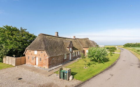 Anje - 16Km from the Sea: Legna, Tetto, Architettura, Casa, Casa, Villetta, Raccordo, Latifoglie, Pendenza, Estate