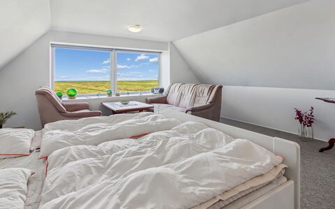 Skarpe: Camera Da Letto, Casa, Interior Design, Soffitto, Letto, Mobilia, Lenzuolo, Bedding, Pavimento, Biancheria