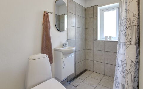 Skarpe: Parete, Pavimentazione, Pavimento, Idraulico Fixture, Interior Design, Gabinetto, Toilet Seat, Bagno, Idraulico, Camera