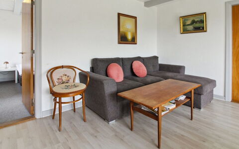 Skarpe: Mobilia, Pavimentazione, Interior Design, Pavimento, Divano, Legna, Camera, Soffitto, Tavolo, Soggiorno