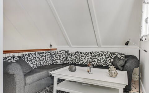 Joar - 5M to the Fjord: Mobilia, Pavimentazione, Pavimento, Interior Design, Casa, Soggiorno, Divano, Camera, Appartamento