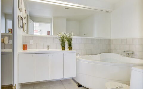 Joar - 5M to the Fjord: Interior Design, Pavimentazione, Parete, Pavimento, Idraulico Fixture, Soffitto, Bagno, Vasca Da Bagno, Mobiletto Del Bagno, Idraulico