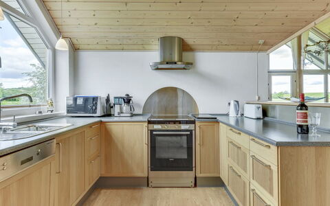 Sigbritt - 100M from the Sea: Legna, Pavimentazione, Cucina, Interior Design, Controsoffitto, Soffitto, Elettrodomestico Da Cucina, Pavimento, Cabinetry, Apparecchio Major