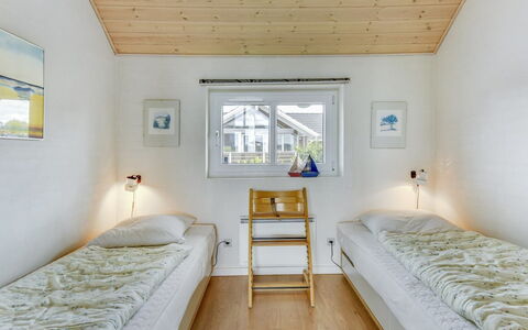 Sigbritt - 100M from the Sea: Legna, Casa, Camera Da Letto, Soffitto, Letto, Latifoglie, Illuminazione Diurna, Bedding, Inverno, Plank