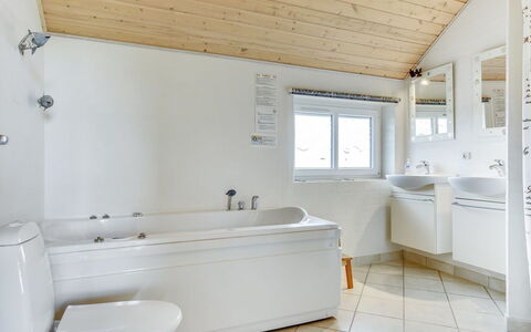 Sigbritt - 100M from the Sea: Idraulico Fixture, Pavimentazione, Bagno, Soffitto, Interior Design, Pavimento, Vasca Da Bagno, Rubinetto, Lavello, Idraulico
