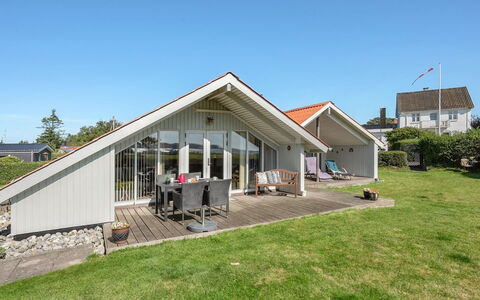 Katrina - 50M to the Fjord: Tetto, Casa, Lotto, Casa, Villetta, Estate, Edifici Giardino, Shade, Log Cabin, Landscaping