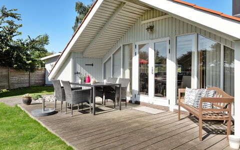 Katrina - 50M to the Fjord: Tetto, Casa, Lotto, Casa, Villetta, Estate, Edifici Giardino, Shade, Log Cabin, Landscaping