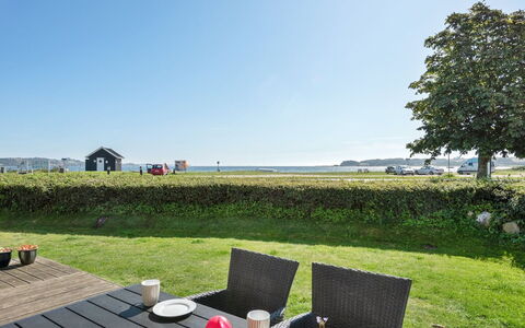Katrina - 50M to the Fjord: Tetto, Casa, Lotto, Casa, Villetta, Estate, Edifici Giardino, Shade, Log Cabin, Landscaping