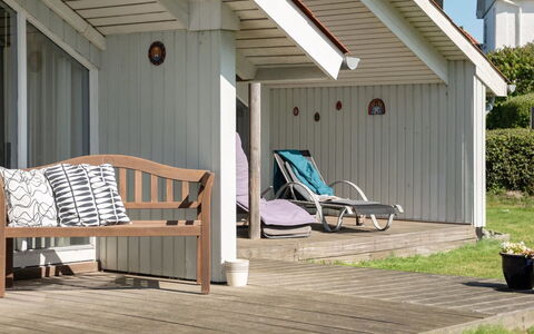 Katrina - 50M to the Fjord: Tetto, Casa, Lotto, Casa, Villetta, Estate, Edifici Giardino, Shade, Log Cabin, Landscaping