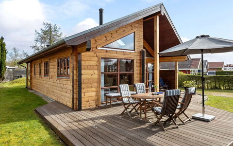 Fortuna - 200M from the Sea: Tetto, Casa, Casa, Villetta, Porta, Raccordo, Deck, Portico, Plank, Latifoglie