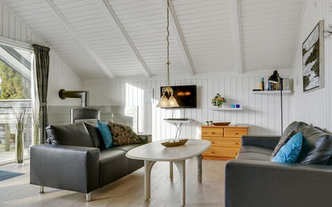 Hortensia - 350M from the Sea: Mobilia, Interior Design, Pavimentazione, Legna, Pavimento, Soffitto, Pavimento In Legno, Sedia, Tavolo, Illuminazione