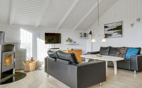 Hortensia - 350M from the Sea: Mobilia, Interior Design, Pavimentazione, Legna, Pavimento, Soffitto, Pavimento In Legno, Sedia, Tavolo, Illuminazione