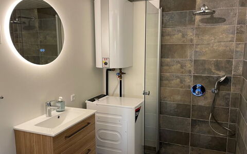 Roar - 500M from the Sea: Pavimentazione, Idraulico Fixture, Interior Design, Pavimento, Bagno, Mobiletto Del Bagno, Idraulico, Camera, Lavello, Gabinetto