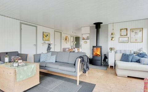 Roar - 500M from the Sea: Pavimentazione, Mobilia, Legna, Pavimento, Interior Design, Divano, Soggiorno, Camera, Casa, Soffitto