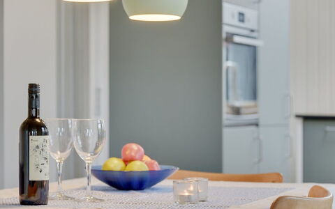 Roar - 500M from the Sea: Interior Design, Mobilia, Tavola, Soffitto, Lampada, Camera, Paralume, Bicchiere, Frutta, Cucina