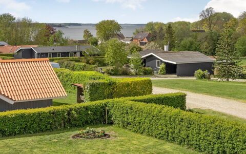Guldborg - 400M to the Fjord: Erba, Arbusto, Casa, Casa, Lotto, Giardino, Tetto, Prato, Groundcover