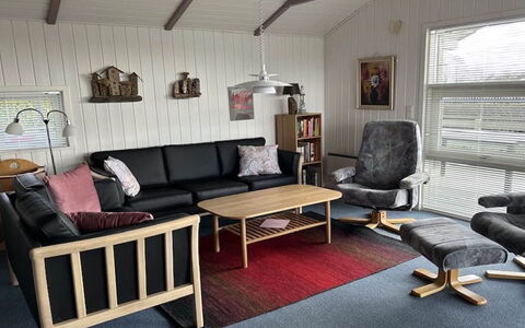 Guldborg - 400M to the Fjord: Mobilia, Legna, Pavimentazione, Soggiorno, Pavimento, Interior Design, Divano, Camera, Sedia