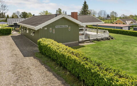 Guldborg - 400M to the Fjord: Tetto, Casa, Lotto, Casa, Villetta, Estate, Edifici Giardino, Shade, Log Cabin, Landscaping