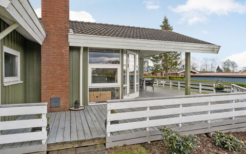 Guldborg - 400M to the Fjord: Tetto, Casa, Lotto, Casa, Villetta, Estate, Edifici Giardino, Shade, Log Cabin, Landscaping