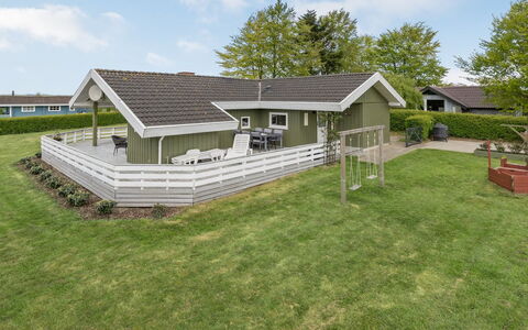 Guldborg - 400M to the Fjord: Tetto, Casa, Lotto, Casa, Villetta, Estate, Edifici Giardino, Shade, Log Cabin, Landscaping