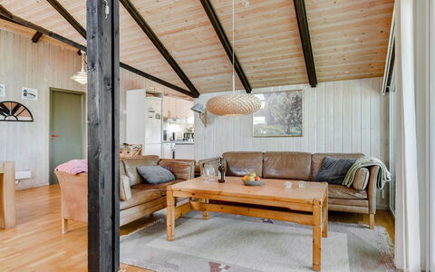 Ofelia - 500M to the Fjord: Mobilia, Interior Design, Pavimentazione, Legna, Pavimento, Soffitto, Pavimento In Legno, Sedia, Tavolo, Illuminazione