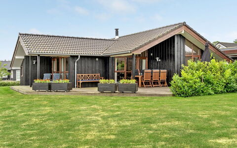 Juliana - 400M from the Sea: Zona Residenziale, Tetto, Sobborgo, Driveway, Estate, Camino