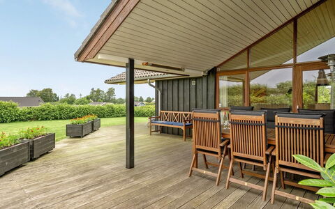 Juliana - 400M from the Sea: Zona Residenziale, Tetto, Sobborgo, Driveway, Estate, Camino