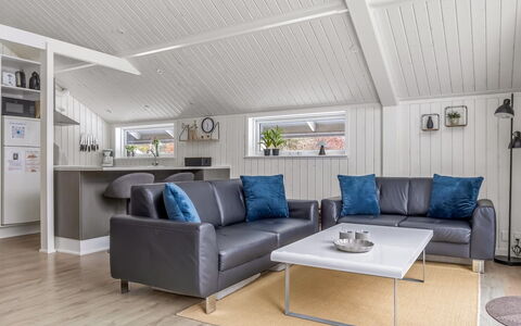 Aleide - 29Km from the Sea: Legna, Mobilia, Divano, Interior Design, Pavimentazione, Soggiorno, Soffitto, Pavimento, Casa