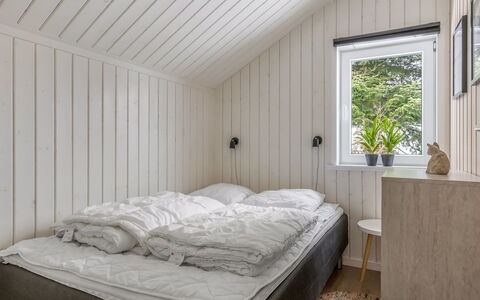 Aleide - 29Km from the Sea: Camera Da Letto, Legna, Pavimentazione, Pavimento, Letto, Lenzuolo, Bedding, Soffitto, Interior Design, Telaio Del Letto