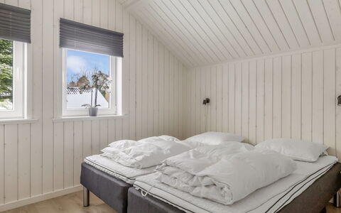 Aleide - 29Km from the Sea: Legna, Camera Da Letto, Pavimento, Letto, Soffitto, Interior Design, Pavimentazione, Bedding, Lenzuolo, Telaio Del Letto
