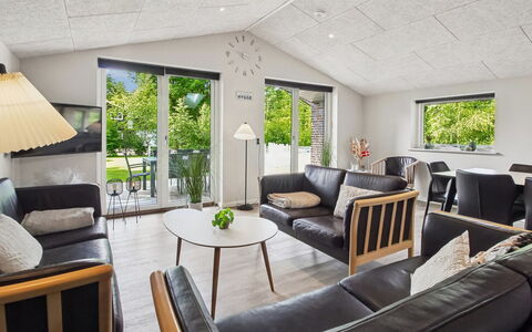 Eylar - 28Km from the Sea: Mobilia, Interior Design, Soffitto, Pavimentazione, Divano, Pavimento, Soggiorno, Casa, Cucina & Sala Da Pranzo Tavolo, Sedia