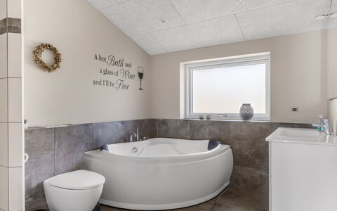 Eylar - 28Km from the Sea: Idraulico Fixture, Vasca Da Bagno, Pavimentazione, Pavimento, Interior Design, Bagno, Idraulico, Rubinetto, Soffitto, Piastrella