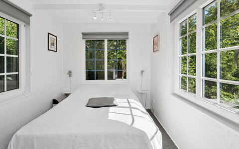 Hannelise - 30Km from the Sea: Parete, Camera Da Letto, Letto, Soffitto, Lenzuolo, Interior Design, Bedding, Pavimento, Casa, Telaio Del Letto