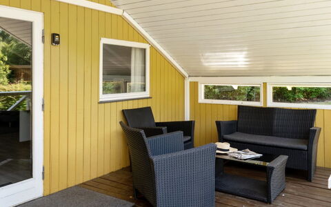 Hannelise - 30Km from the Sea: Legna, Pavimentazione, Pavimento, Interior Design, Color Legno, Mobilia, Porta, Latifoglie, Soffitto, Villetta