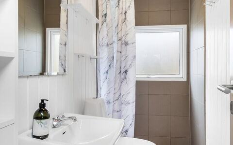 Hannelise - 30Km from the Sea: Interior Design, Idraulico Fixture, Bagno, Parete, Pavimentazione, Pavimento, Lavello, Gabinetto, Rubinetto, Illuminazione
