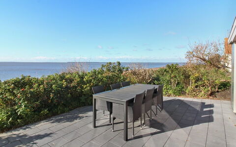Erno - 20M from the Sea: Tetto, Casa, Casa, Villetta, Porta, Raccordo, Deck, Portico, Plank, Latifoglie