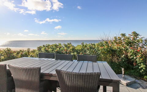 Erno - 20M from the Sea: Tetto, Casa, Casa, Villetta, Porta, Raccordo, Deck, Portico, Plank, Latifoglie