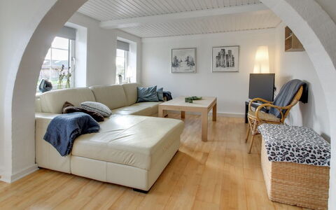 Lokke - 19Km from the Sea: Legna, Tetto, Architettura, Casa, Casa, Villetta, Raccordo, Latifoglie, Pendenza, Estate