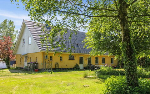 Lokke - 19Km from the Sea: Legna, Tetto, Architettura, Casa, Casa, Villetta, Raccordo, Latifoglie, Pendenza, Estate