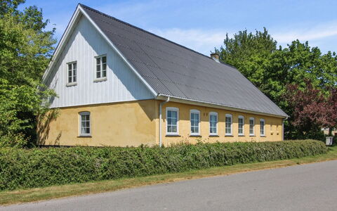 Lokke - 19Km from the Sea: Legna, Tetto, Architettura, Casa, Casa, Villetta, Raccordo, Latifoglie, Pendenza, Estate