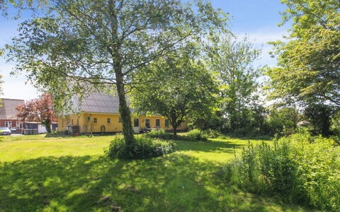 Lokke - 19Km from the Sea: Legna, Tetto, Architettura, Casa, Casa, Villetta, Raccordo, Latifoglie, Pendenza, Estate