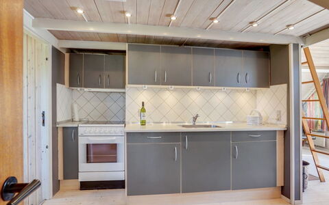 Ødke - 3.5Km from the Sea: Pavimentazione, Parete, Interior Design, Legna, Soffitto, Pavimento, Cucina, Lampada, Controsoffitto, Illuminazione