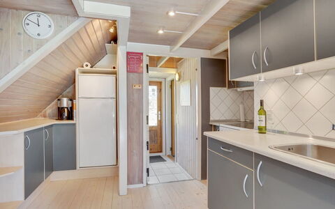 Ødke - 3.5Km from the Sea: Pavimentazione, Legna, Interior Design, Soffitto, Cucina, Pavimento, Controsoffitto, Apparecchio Major, Camera, Illuminazione