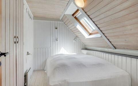 Ødke - 3.5Km from the Sea: Camera Da Letto, Letto, Parete, Pavimentazione, Pavimento, Interior Design, Legna, Soffitto, Bedding, Lenzuolo